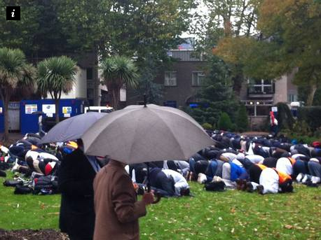 Queen Mary students pray in rain